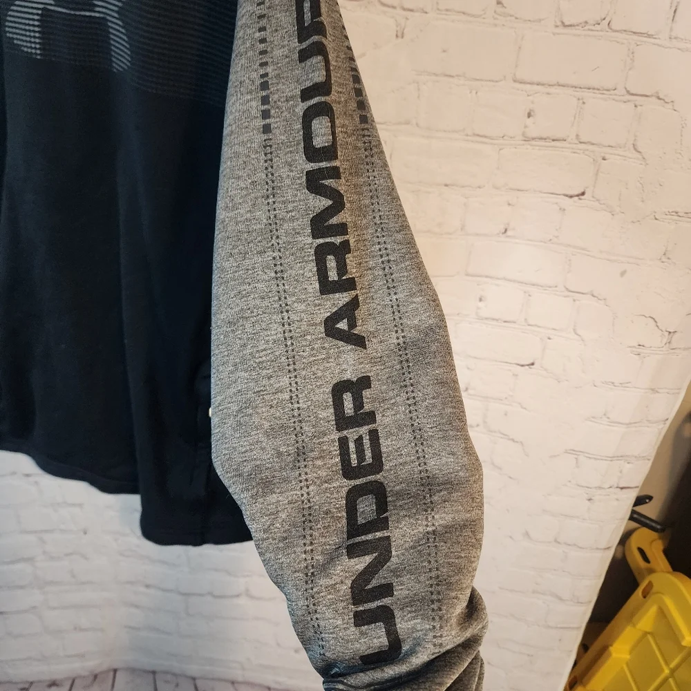 Under Armour Men's Black & Gray Pullover Hoodie